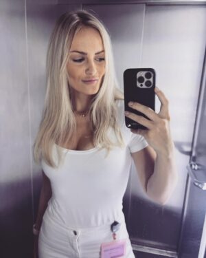 Michaela Bernard Instagram - #panidoktorkovyjstedoktorka 
#scrubs 
#jsemprinceznavole 
@lemarc_hairstylist -  a verite v Boha 🤪🤪🤪
#bilapani #vytahovka 
#blondatadoktorka #blonďatejřezník #piercing #piercings 
#hospital #hospitalife #picoftheday #photooftheday #karllagerfeld #chirurgie #hairextension #hairstyle #igers #czech #igerscz #instagood #summervibes
