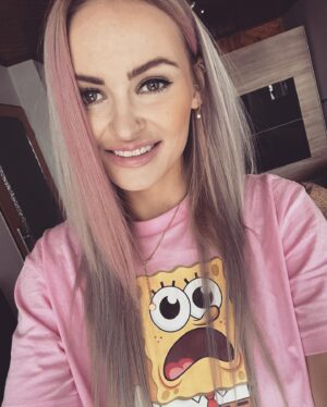 Michaela Bernard Instagram - #thinkpink #💖 #pyzamo 
#jenruzovatomuzebyt #vánočníšílenství #🙈
#jsemprinceznavole #spongebob 
#saturdaynight 
#blonde #picoftheday #photooftheday #piercing #piercings #teosyal #hairextensions #pierced #pinkhair #spongebobsquarepants #instamood #igers