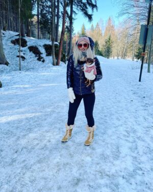 Michaela Bernard Instagram - Doktorka na horach #jsemprinceznavole 
#pesdozimy
#špindl 
#weekend 
#jetiteploděvče #czech #blonde #pictureoftheday #photooftheday #instafashion #hairextensions #tommyhilfiger #winteroutfit #adidas #igers #sunday #chihuahua #chihuahuas #chihuahuasofinstagram #dogoftheday #vacation