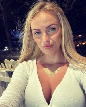 Michaela Bernard Instagram - #greecestyle 
Blondata doktora u Hippocratova platanu
#hippocratestree 
#jsemprinceznavole #blonďatejřezník 
#valkyrie 
#doctor #doctoronvacation 
#blonde #greece #kosisland #picoftheday #photooftheday #igers #instadaily