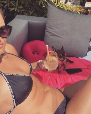 Michaela Bernard Instagram - #spokojena 
@capihnizdo 
#namazatsevnitrnejezaklad
#opálitšpíčky #spritz 
#tyvoletojevedro 
#letoachlast #summer 
#chihuahuaherechihuahuathere 
#chihuahuasofinstagram 
#blonde #jsemprinceznavole #medbikini 
#pictureoftheday #photooftheday #summervibes #karllagerfeld #igers #bikini #piercings 
#surgeon #czech
