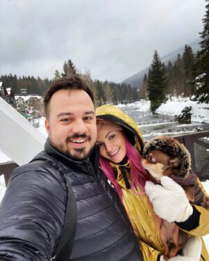 Michaela Bernard Instagram - Rodinka na vejlete #spindleruvmlyn 
#sunday #winterishere 
#vikendnahorach 
#jsemprinceznavole #blondatadoktorka
#krkonose 
#picoftheday #photooftheday #spindl #ski #doctor #pinkhair #pink #calvinklein #igerscz #igers #chihuahua #chihuahuasofinstagram #love #married