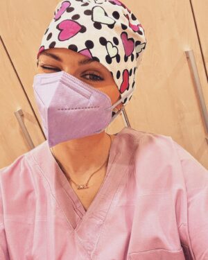 Michaela Bernard Instagram - #jáchcimítčapkusbambulínahoře ❤️😈
#blonďatejřezník 
#❤️ 
#jsemprinceznavole 
#violet #chirurgie #surgery #scrubs #hospitallife #hospitaluniform #aliexpress #picoftheday #photooftheday #blonde 
#czechgirl #igers 
#karllagerfeld #doctor #surgeon