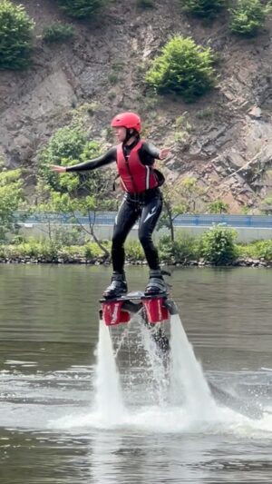 Michaela Dinh Instagram - @flyboard.cz ! 🤩 To je dárek od mých kamarádek, který jsem si konečně po roce vybrala 🙈😅. A jsem ráda, že jsem to zkusila! Z mola to vypadalo jednoduše. Pak, když jsem házela držkopády do vody, tak mi rychle došlo, že to tak snadný nebude. 😅 
Ale díky instruktorovi Romanovi se to povedlo a opravdu jsem vzlétla 🤩. 
 
Jestli jsi taky takový zážitkový blázen jako já, tak si to běž vyzkoušet, ale bacha, budeš chtít jít znova. 😂 Já se tam určitě vrátím. 😍

PS: Moc děkuji @annybarvinkova, že to vše zdokumentovala a fandila. 😁

#flyboard #flyboardcz #michaeladinhova #adrenalin #fun #zazitek #vodnisporty