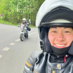 Michaela Dinh Instagram - První moto-výlet, na který jsem nevyrazila sama 🤩 a na který mě vytáhla kissačka @jitule189. 😊 
Co si budeme, pro motorkáře - začátečníka, je dobré, když ho někdo pořádně proškolí. 😅 Takže jsme vyrazili na hrad Kašperk a tak nás to bavilo, že zítra vyrážíme zas 🤩. 

Motorkáři, napište mi, jak jste na motorce začínali vy? 🏍️ Sami? Nebo jste jezdili s někým zkušeným, kdo vás naučil? 😊

#michaeladinhova #motorka #motorcycle #honda