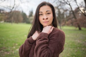 Michaela Dinh Instagram - Čím dál tím častěji se mi u fotek a videí objevují komentáře, kde se mi lidé vysmívají kvúli mému nosu a hlavně kvůli mým velkým nosním dírkám. 👃 Nechápu, kde na to přišli? 🤔😁

A teď vážně. 😊 Prostředí sociálních sítí je v tomhle velmi nebezpečné, hlavně pro dospívající lidi. Na jednu stranu si lidé stěžují na to, že jsou ženy čím dál tím více umělé, upravují si nos, poprsí, rty. Ale není se čemu divit. Pokud se jim lidé za jejich přirozený vzhled smějí, není snadné, si to ustát. 
Pokud bych se měla podvolit posměškům ze sociálních sítích, tak bych už musela mít operaci nosu, poprsí, očí a možná nějaké procedury na odsátí tuku. 
A nepíšu to tu pro to, abyste mi napsali pod komentář, že jsem hezká a že si to nemám tak brát. Já si to ustojím. 🙂 
Ale prosím, až se budete dívat na videa a fotky jiných lidí, mladých, starých, važte svoje slova. 🙂 Protože někdy dokáží ublížit mnohem více, než nám někdy dochází. 
Svět sice nezměníme, ale sebe ano. Buďme na sebe hodní a respektujme se. Ať je nám na tom světě líp. 😊 

Díky, pokud jste došli až k těmto řádkům. 🙂 

Díky @fotomartinakolarikova za netradiční úpravu fotky. 😂 Slibuji, že zveřejním i ty nádherné fotky, které jsme společně vytvořily. ♥️

#michaeladinhova #sebelaska #loveyourself #fun #nose