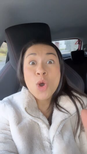 Michaela Dinh Instagram - Takhle poznám, že jsem opravdu unavená. 🤣 Chytím zásek a sedím a sedím a čumím a čumím. 🤣🙈 
Jak na sobě poznáte vy, že už jste opravdu unavení? 😴

PS: Užijte si víkend, odpočiňte si a naberte síly! 😊

#michaeladinhova #unava #patek #zlozvyk #car #fun