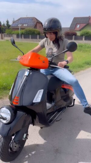 Michaela Dinh Instagram - Na tomhle ještě musím zapracovat. 😅 V pomalém sprintu pro @kapka_nadeje budeme soutěžit už zítra na největší sraz italských skútrů Vespa! 🤩 

Kdo zítra přijede, nudit se nebude. 🤩 

#vespa #michseladinhova #piaggio #pragovespa