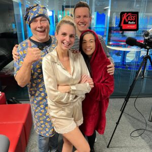 Michaela Dinh Instagram - 15.března je Světový den spánku. 😴 To je důvod, proč jsme se dneska ráno na Kissu sladili a přišli v pyžamech. 😁 
Jak dnešek oslavíš ty? 😁 

#kissradiokiss #behappy #rannikiss #spanek #sleep