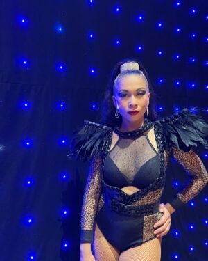 Michaela Dinh Instagram - @czechcabaret ! 🤩 Nádherná show v divadle Hybernia, která nemá v České Republice obdoby! ❤️ 
Na tuhle podívanou jen tak nezapomeneš. 😍 Termín příštího představení je 8.2. 
Na nic nečekej a pořiď lístky na czechcabaret.cz. 🤩

#czechcabaret #hybernia #michaeladinhova #cabaretgirl