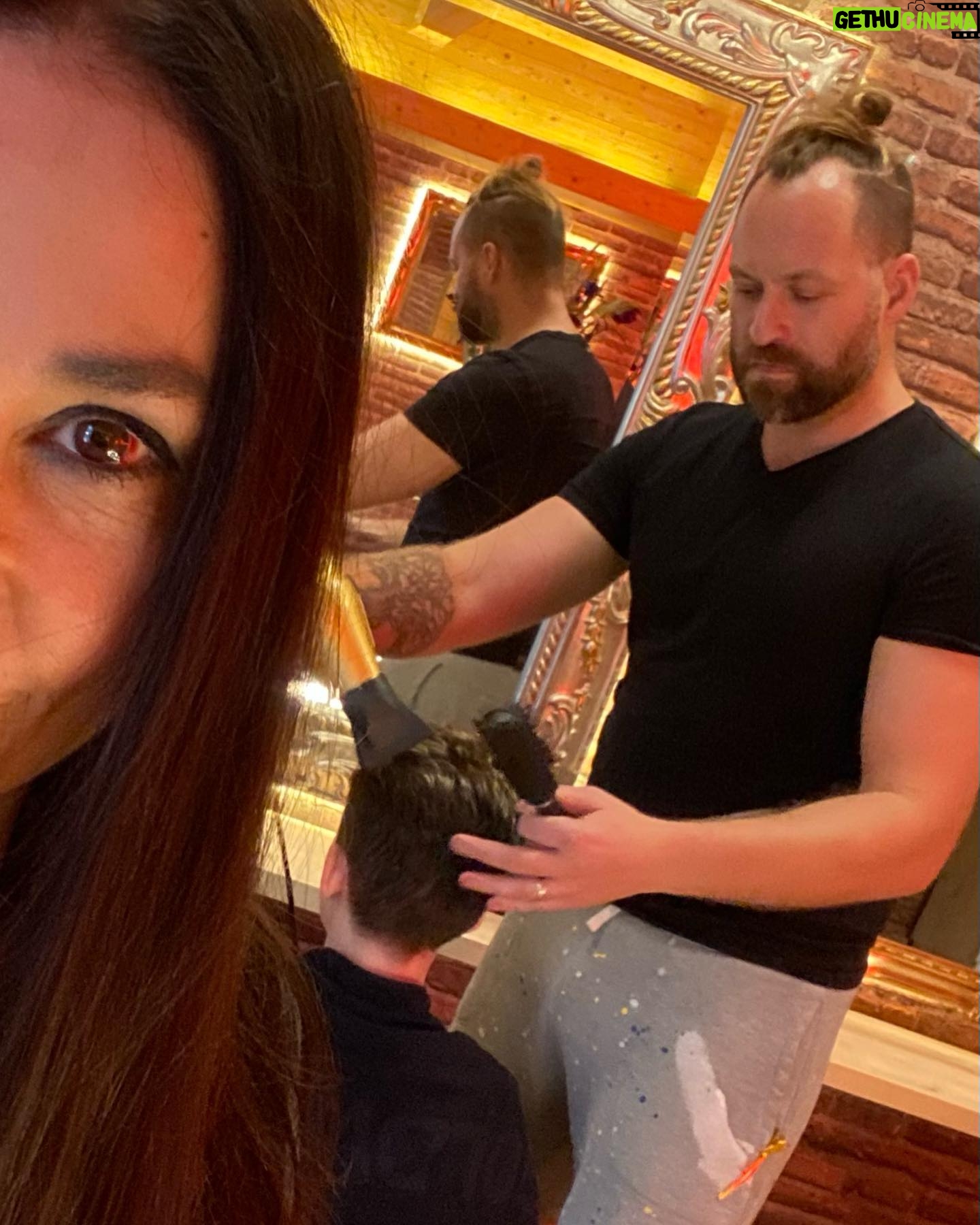 Michaela Kuklová - 1.7K Likes - Děkujeme se synem móc šikovnému Lukášovi @lukasklucky za ozdravené a krásně upravené vlasy na dnešní @avonpochod
Joo, to jsem se ještě smála, teď už je ze mě dokonalý zombie. Včera jsem měla jen ruplou žilku v oku, dnes mám zánět lícního nervu a teď už opuchlou půlku obličeje. Aspoň, že ty vlasy mám zase krásný! Zkusím zaspat, třeba bude zítra líp. Dobrou.:-)
@hairtrendcz
#vlasy