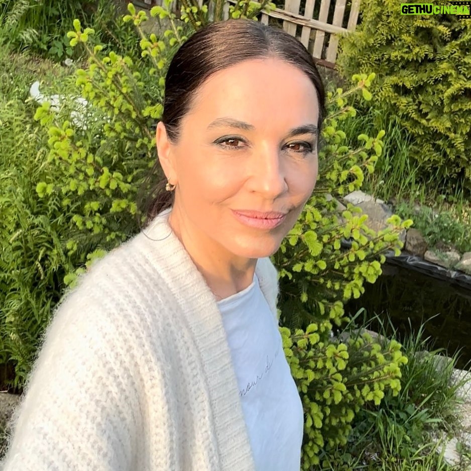 Michaela Kuklová - 3.8K Likes - Volná sobota. :-)Na dnešek jsem spala devět hodin. Asi bych potřebovala prospat den, ale zase se těším, že se postarám o zahrádku. Musím se pochlubit, koupila jsem novou lavičku. :)
Mé jaro je nádherné, téměr ob den hraju v jiném koutě naší domoviny, točím seriál s prima partou (viz. foto 3) a začínáme zkoušet novou hru (foto 4), která byla napsaná přímo pro náš divadelní spolek podle mého námětu. Režíruje nám ji má nej kamarádka Vlasta Hartlová (uprostřed). Naše přátelství trvá třicet let. Byť Vlastička žije v Olomouci, (mimochodem je taky herečka), nikdy pro nás vzdálenost nebyla překážkou a teď se těším, že se díky zkoušení víc užijeme.
Co se týká seriálu, ještě nesmím nic prozradit, ale při čtení scénářů jsem se bavila a těšila, co bude dál. Děkuju @lenkahorn a @vodouch, že můžu být součástí tak hezkého projektu. A vy mi promiňte, že teď málo přispívám, občas se někdo o mě strachuje. Což je milé.
Hezký víkend:)
#divadlo #serial #komedie #zahrada