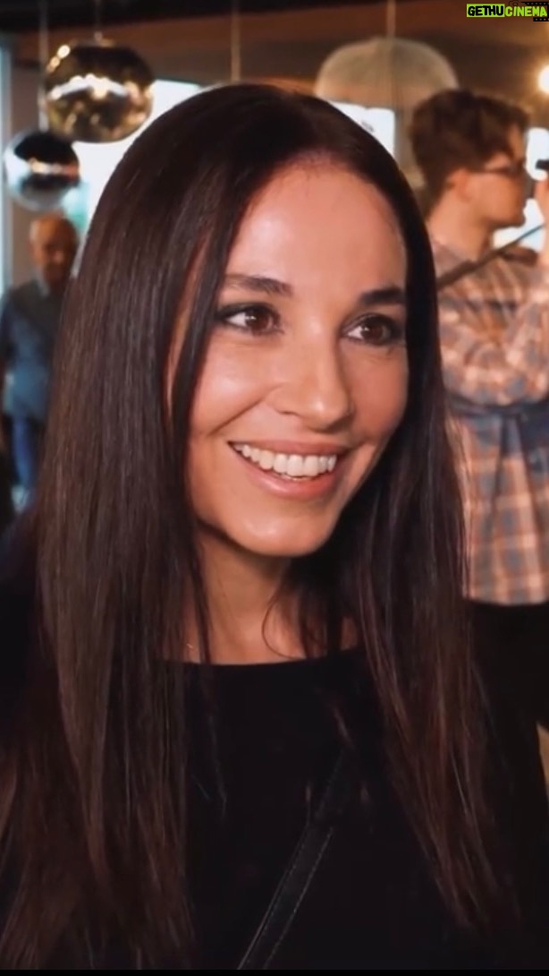 Michaela Kuklová - 2K Likes - Všechno je jen úhel pohledu. Pohled mohou změnit setinu vteřiny trvající momenty. Sami sobě býváme těmi nejpřísnějšími kritiky, přitom v každém z nás je krása i ošklivost. Fotky a videa jsou jenom hra světel a tak opravdu záleží jen na tom světle, které vychází z nás.
K tomuhle postu mě přiměly vaše reakce na post minulý, který byl o tom, že jsem měla zrovna před patnácti lety objemnější objemy, ale dnes se cítím lehčí (myšleno ve všech směrech, ale hlavně, že je mi dnes líp - tedy moc hezky) Většinou jste mě utěšovali, že vypadám stále krásně…Poklony ženám patří a dělají nám radost, moc si jich vážím, taky se ráda vidím v tom hezčím světle, to je jasný, ale nechci zabředat v povrchnosti. To, čeho si cením mnohem víc, je skutečnost, že chcete potěšit a povzbudit. Projev dobrosrdečnosti má v dnešních časech důležitou úlohu. S láskou v srdci zvládneme všechno snáz. Za to vám moc děkuju🙏🏻 Mějte nejpříjemnější zbytek neděle, jaký můžete mít. Posílám pusu.
#relativita #uhelpohledu