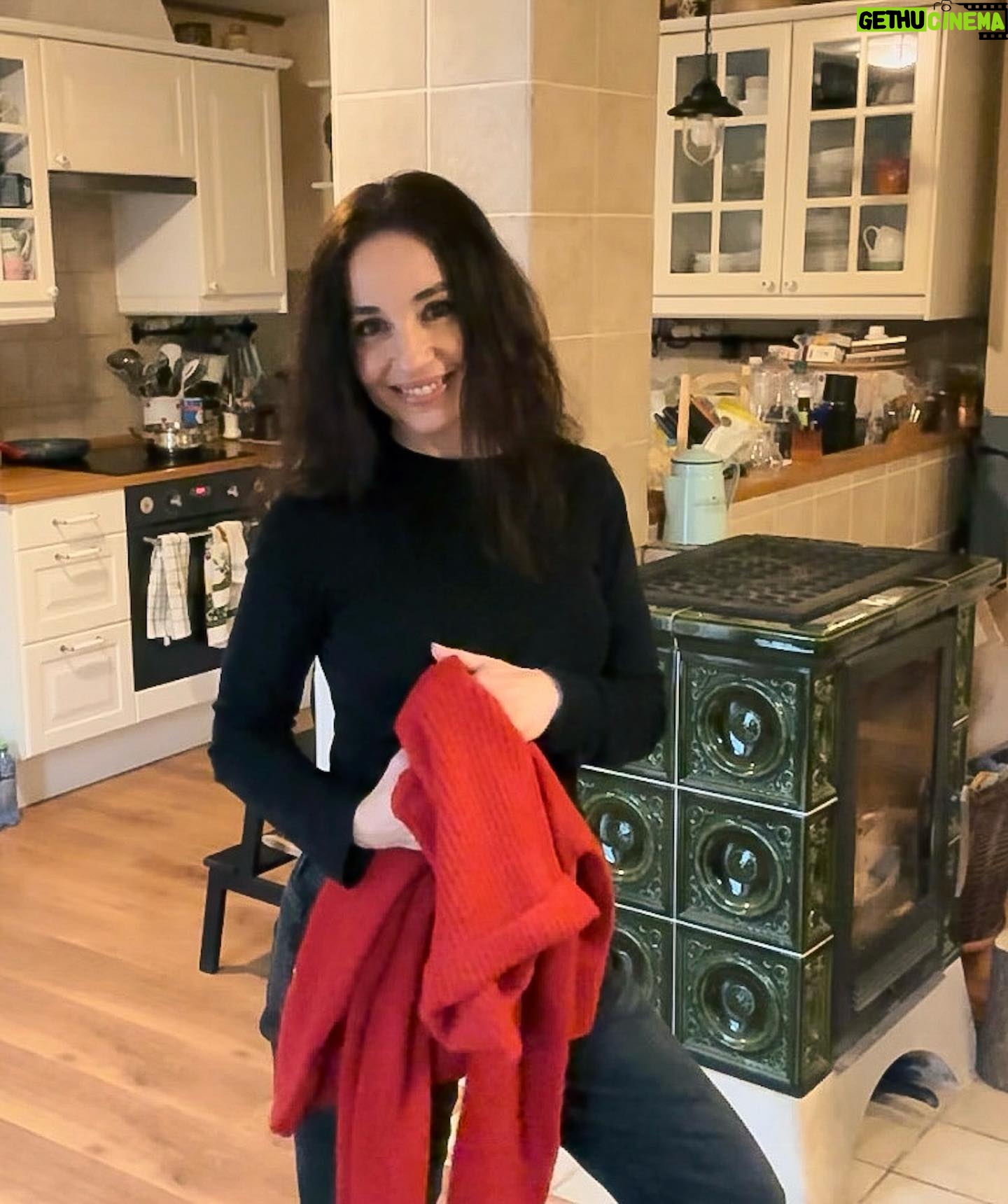 Michaela Kuklová - 1.9K Likes - Kamarádka nás vytáhla na procházku. Justy vypadá komicky, ale zaplať pánbu s ní pak nemusím trávit tři hodiny v koupelně.
U nás jinak stále převládá líná nálada. Pěkně v teplíčku u kamen. Užijte víkend:-)
Dress code: black and white, ale na bílou jsem si v tom marastu netroufla.😄
#blackandwhite #zima #afghanhoud #afghansky chrt #borderka #pes