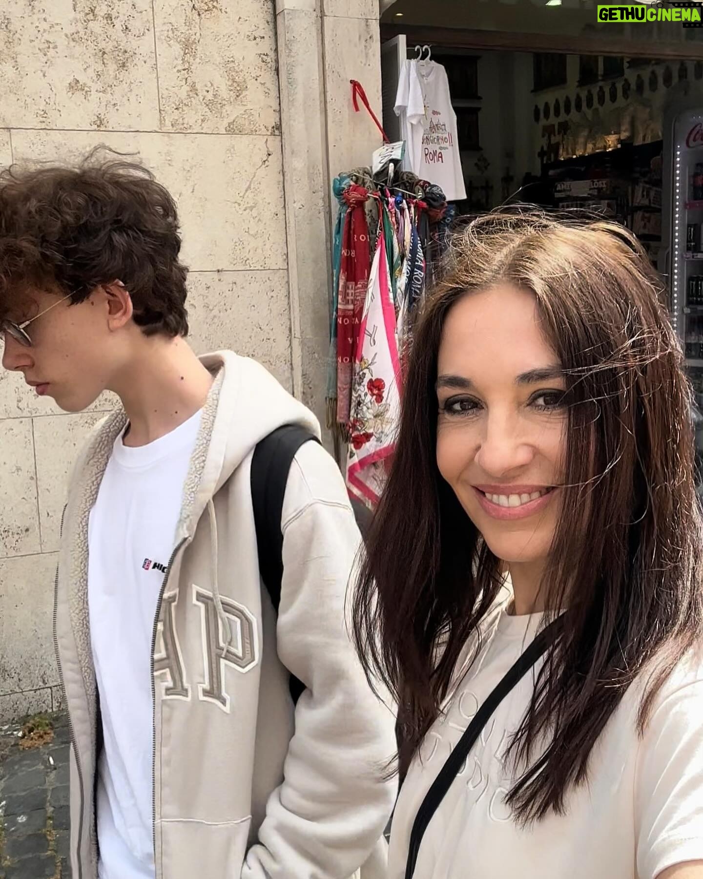 Michaela Kuklová - 5.5K Likes - Víkend v Římě s mojí osmdesátiletou maminkou a synem. Jsem na mámu pyšná, kolik toho zvládla nachodit.☺️Jinak všude davy lidí, tak nevím, kdy vznikají ty krásné romantické fotky…Patrně až se svítáním😅
#rim #roma #maminka #syn #laska #romantika