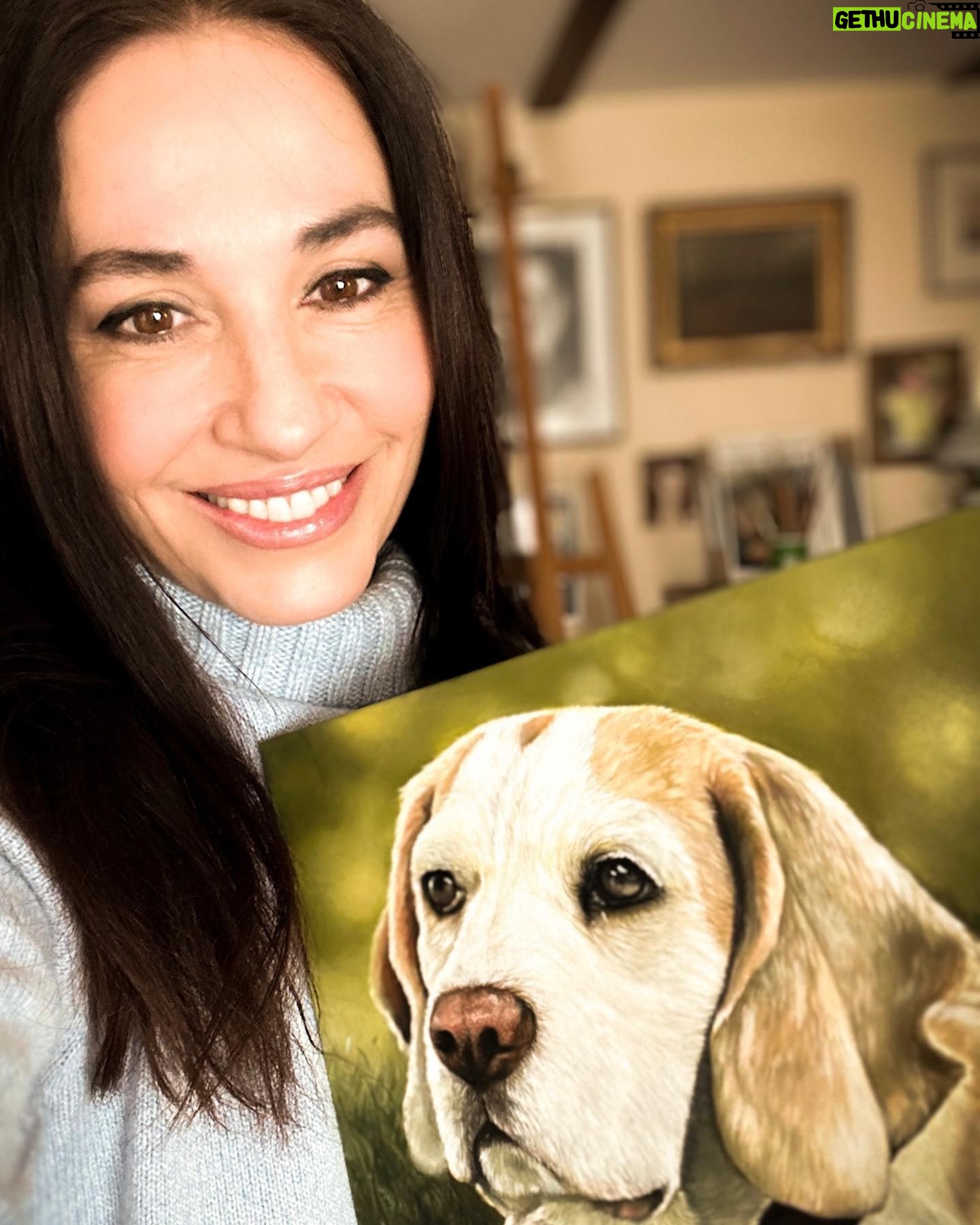 Michaela Kuklová - 4.4K Likes - Maluju, ale obraz není ještě hotový. Včera jsem se nechtěla pustit štětce do dvou do noci, i když Romču vozím na autobus a vstáváme v šest. Malování je občas vášeň:-))Jenže na denním světle jsem nestačila koukat, jak se mi vymkly barvy z rukou. A tak jsem dnes opravovala a štětec poctivě odložila, když se začalo smrákat. Jinak se nedoberu konce.🙈Ohledně fotek, kdepak, nemaluju v džínách, ani svetříkách, jen jsem chtěla na fotkách vypadat trochu k světu. Snad mi to zase někdo nebude mít za zlé a nenapíše, co všechno jsem schopna pro fotku udělat, jako minule, protože jsem si dovolila cvičit s rozpuštěnými vlasy. (To má někdo starosti)😅Inu, zavděčit se všem, je nesnadné, a proto dělám věci tak, jak se líbí mně. Je to jediné možné řešení.
Ostatně, docela hezky to vystihuje replika ze satirické komedie Prachy jakoby z nebe padaly, kterou hrajeme zítra v divadle Adverte ve Strašnicích: “Přece nebudu nosit kousavý svetr a jíst játrovou paštiku rovnou z plechovky, abych dal najevo, jaké vyznávám společenské hodnoty!” 😉
Přeju báječný víkend s vašimi milovanými a hlavně žádné starosti.🌸
#olejomalba #oilpainting #dog #pes #zakazka #workinprogress #pracevprocesu