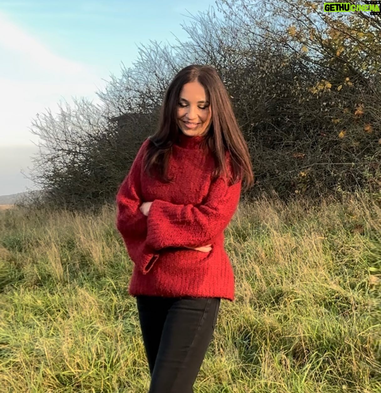 Michaela Kuklová - 3K Likes - Nevím, kolik pátků jsem vám nepopřála pěkný víkend, ale myslím na vás často. Tento podzim je pracovně vydařený, nevím, kde mi hlava stojí a poprvé v životě nabývám dojmu, že jsem se dopracovala k workoholismu. Mé já se cítí šťastně i při vědomí selhávání v jiných oblastech. Na obdivnou otázku, jak to všechno zvládám, odpovídám popravdě. Nezvládám😅 Zahrada nezazimovaná, v domě pavučiny a prach, afghánku jsem před pár dny oddredovávala asi dvě hodiny a všude něco leží. Ale cítím se potřebná, a to je moc důležitý a krásný pocit. Kde jsou ty časy, kdy jsem pro syna práci omezovala, dnes se zeptá, kde mám představení, ani nečeká na odpověď a rovnou mi řekne, pápá. 🤣
Mějte příjemný víkend a já se dnes těším na diváky v Pilníkově. Vaše Miš
#stastny #podzim