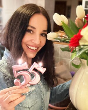 Michaela Kuklová Instagram - Moc vám děkuju za všechna přání, která mi od rána píšete. Děkuju za radost, kterou mi děláte, tak ať se vám mnohonásobně vrátí. Ať jste zdraví a daří se vám hezky. Pěkně to dnes vyšlo na Velký pátek, kdy se dle pověry otevírají hory, aby vydaly své poklady. To by se nám i ta přání mohla splnit…😊
Užijte krásné Velikonoce 🥂🐣🍀

#narozeniny #55
#velkypatek #velikonoce