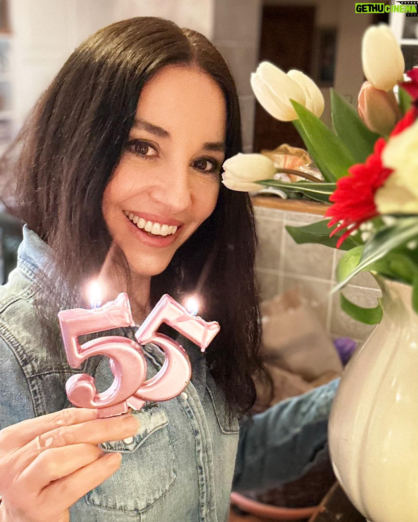 Michaela Kuklová - 4.7K Likes - Moc vám děkuju za všechna přání, která mi od rána píšete. Děkuju za radost, kterou mi děláte, tak ať se vám mnohonásobně vrátí. Ať jste zdraví a daří se vám hezky. Pěkně to dnes vyšlo na Velký pátek, kdy se dle pověry otevírají hory, aby vydaly své poklady. To by se nám i ta přání mohla splnit…😊
Užijte krásné Velikonoce 🥂🐣🍀
#narozeniny #55
#velkypatek #velikonoce
