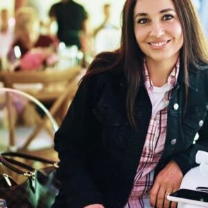 Michaela Kuklová Instagram - K tomuto příspěvku mě inspirovala jedna kouzelná osmnáctiletá slečna s něžnou, ale zraněnou duší…
Charakterní, zralý a vyrovnaný člověk nikdy nesnižuje hodnotu jiného člověka. Nemá potřebu chovat se zle, ponižovat, urážet, povyšovat se, vybíjet si vlastní frustrace. Chyby nevnímá jako selhání, ale jako nutnou součást zrání. Snaží se inspirovat, jít příkladem. Být užitečný. Vytváří kolem sebe svět, kde je radost a nadšení. Pokud narazíte na člověka, který snižuje vaší hodnotu, ale omezenou část života s ním musíte vycházet, vnímejte to jako úkol. Bez poznávání špatného by to taky nešlo.:) Neberte si ale invektivy takového člověka k srdci. I když je v hierarchii vztahů vaším nadřízeným, rozhodně nepatří k lidem, jež mají hodnotu. Zatím…Snad jednou taky zjistí, že s láskou, lidskostí a laskavostí se žije moc hezky:)
Krásný víkend přeju:)
#foto @petrgebauer 
#sebehodnota #sebeucta #laska