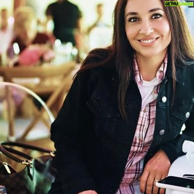 Michaela Kuklová - 1.5K Likes - K tomuto příspěvku mě inspirovala jedna kouzelná osmnáctiletá slečna s něžnou, ale zraněnou duší…
Charakterní, zralý a vyrovnaný člověk nikdy nesnižuje hodnotu jiného člověka. Nemá potřebu chovat se zle, ponižovat, urážet, povyšovat se, vybíjet si vlastní frustrace. Chyby nevnímá jako selhání, ale jako nutnou součást zrání. Snaží se inspirovat, jít příkladem. Být užitečný. Vytváří kolem sebe svět, kde je radost a nadšení. Pokud narazíte na člověka, který snižuje vaší hodnotu, ale omezenou část života s ním musíte vycházet, vnímejte to jako úkol. Bez poznávání špatného by to taky nešlo.:) Neberte si ale invektivy takového člověka k srdci. I když je v hierarchii vztahů vaším nadřízeným, rozhodně nepatří k lidem, jež mají hodnotu. Zatím…Snad jednou taky zjistí, že s láskou, lidskostí a laskavostí se žije moc hezky:)
Krásný víkend přeju:)
#foto @petrgebauer
#sebehodnota #sebeucta #laska