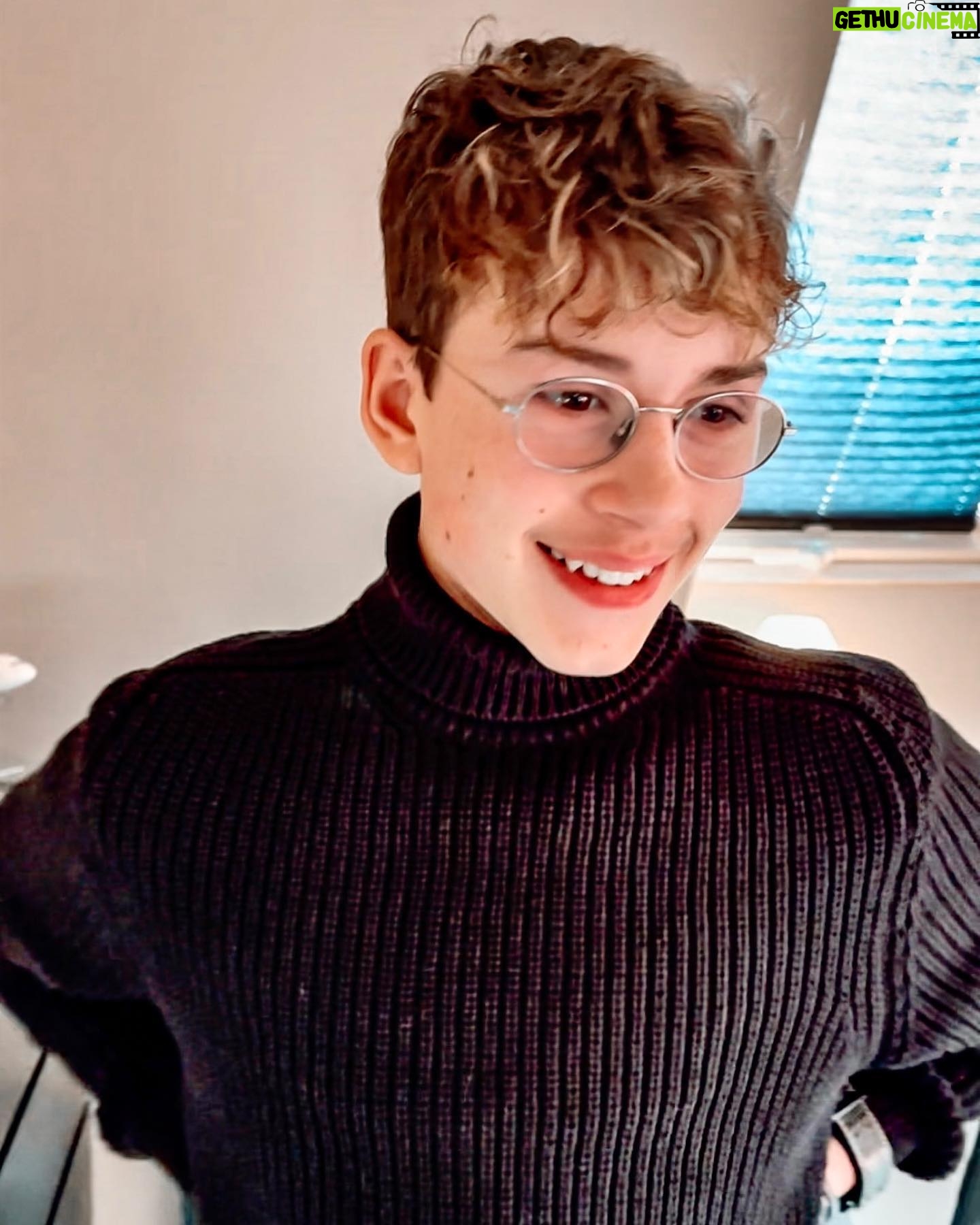 Michaela Kuklová - 4K Likes - 24.11. oslavil syn Romí své 14. narozeniny. Byl zrovna týden s tátou a já mu s obavami rekonstruovala pokoj jako překvapení. Byl to šibeniční termín, aby všechno klaplo. Mezi tím mi retrospektivou běhaly hlavou vzpomínky. Třeba jak si dvouletého Romiho vedl Karel Gott na kratičkou procházku. Karel mu něco zpíval, dívala jsem se, jak odcházejí a v duchu si říkala: “Romínku, kdybys jenom věděl…, kdyby sis tak mohl tyhle okamžiky pamatovat…”
Když mu bylo pět, nastěhovali jsme se do našeho domečku u potoka. Ještě dlouho jsem usínala s Romim v pokojíku a spala lehce, poslouchajíc jeho dech. Od jeho narození jsem mu před spaním místo pohádek vyprávěla, co jsme spolu ten den prožili. Jak rostl, přidával slůvka, pak i věty, aby moje vyprávění doplnil. Každý večer jsme se oddávali společnému tichému povídání, řešili radosti i starosti. A protože jsem se stala mámou až ve čtyřiceti letech, naše souznění jsem prožívala velmi silně, cítila jsem, jak mám duši přeplněnou láskou.
Byla jsem na zájezdu na Ostravsku, ten den jsem hrála v Divadle Mír dvoják a v noci se vrátila domů, abych alespoň viděla, jak se bude Romi tvářit na svůj pokoj pro mladého muže. Přijal jej s nadšením, které vystřídal jakýsi smutek, loučení s dětstvím? Odjela jsem zpět na Ostravsko, v hlavě smíšené pocity, jestli se mu pokojík opravdu líbí tak, jak říkal. Teď z něj nechce vylézt, vybírá si doplňky a zbytky dětství chce uklidit na půdu.🙂
A já běhám po obchodech a sháním vánoční dárky. Taky pozoruju, že se ve mně stále něco mění. Dřív jsem nakupovala dárky od srpna, začátkem listopadu jsem měla vše i zabalené, abych se vyhnula předvánočnímu shonu. A teď kličkuji v tom lidském hemžení a vlastně se mi to líbí. Klábosím s prodavačkami, saturuji duši vánoční atmosférou, světýlky, koledami a občas i spustím slzy. Taky se mi zasteskne po lidech, kteří už tu nejsou, po tom mém malém chlapečkovi, který mi říká, že se zmenšuju, protože na mě každý měsíc kouká z větší výšky, nebo se rozpláču nad tím, v čem jsem v životě nerada selhávala a neuměla to zrovna líp. Jedno ale vím. Pánbů mi nadělil nádherný život. Plný lásky, zážitků a úžasných lidí. Děkuju za něj.
Krásnou třetí adventní neděli přeju❤️
#advent