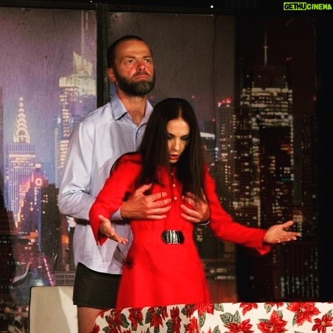 Michaela Kuklová - 1.8K Likes - Teď ráno vyšel na netu článek. Děkuju za něj, alespoň je vidět, že jsme všichni z masa a kostí. Mně nevadí, že média používají fotky, které dám na své sociální sítě, naopak, my taky potřebujeme propagaci našich představení, akcí, křtů, charit atd…,ale někdy dojde k dezinformacím. Přímé řeči byly použity z komentářů a byl mi dán do úst omylem text nějaké paní, která psala, o svých dvou synech. Já ale nemám dva syny (i když je to hezká představa), mám jen jednoho. Druhá mylná informace je, že jsem zrušila představení na Moravě, ale i když jsem ještě nesplaskla úplně, stejně jsem jela hrát. Foto je z prvního představení v Hulíně a včera byl Vsetín. A teď už konečně budu marodit v posteli, maximálně u malování.
Jinak vám moc děkuju za nádherné komentáře a podporu, když je mi ouvej, jste zlatí. Už mám skoro zpět svou podobu, ale hlavně mě to už nebolí🙏🏻😃
#kdyzsezhasne #zdravi #divadlo
@lukaslangmajer