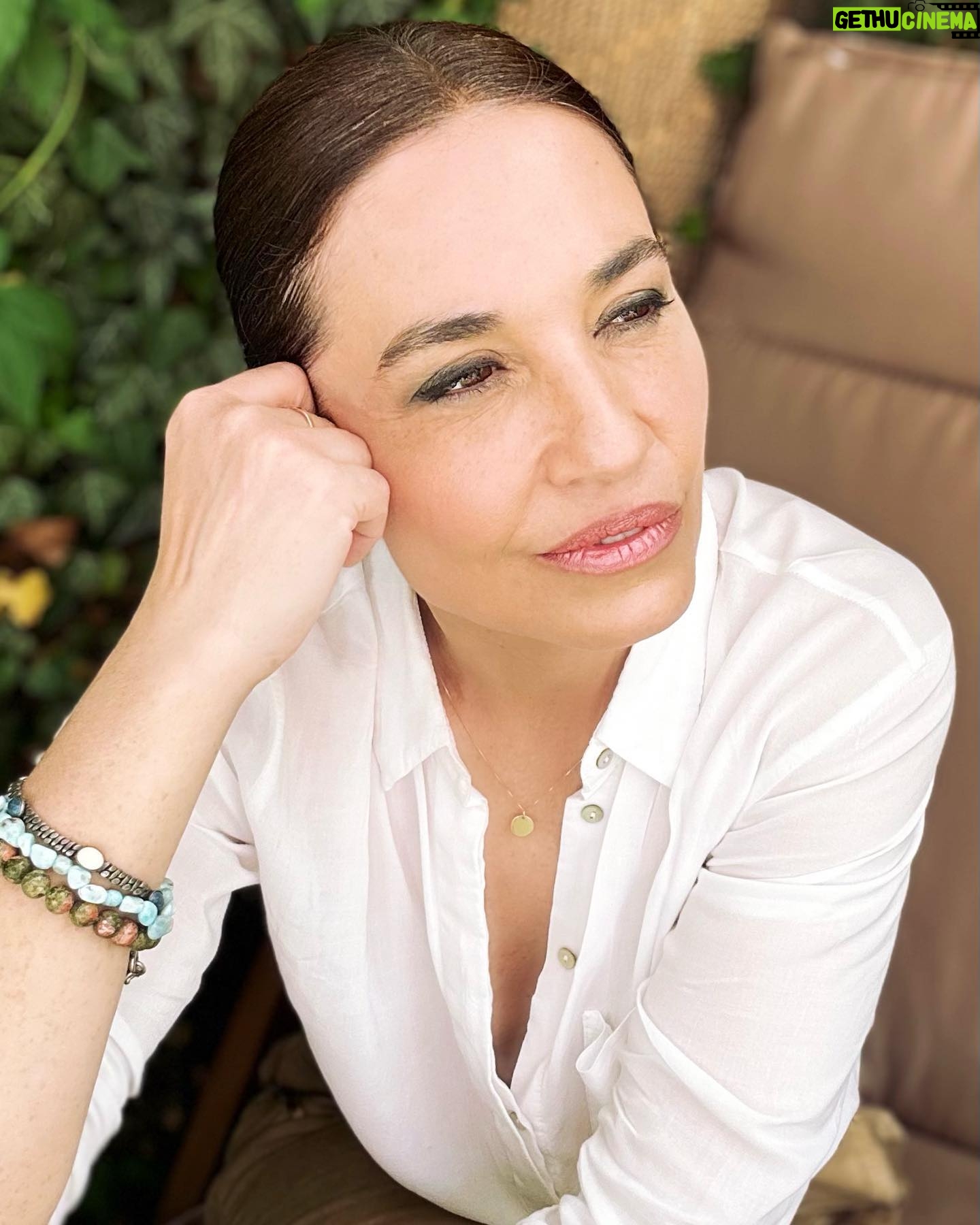 Michaela Kuklová - 3.4K Likes - Všechno je skvělý😀U vás doufám taky. Jj, unavenou hlavu mám potřebu si neustále podpírat, kdybych zavřela oči, tak hned usnu, ale moje duše se tetelí radostí. Jsem ráda zavalená prací. Učení textů mi moc nejde, no, pílí se to naštěstí vždycky poddá. :-) Dnes nehraju, tak můžu jít brzy na kutě, zahrada je od včera prolitá deštěm, Romimu jsem koupila pizzu, tak nemusím ani vařit a dnes jsme se navíc dozvěděli, že je moje mamulenka zdravá. Trošku jsme se báli…Zaplať pánbu, to je krásná středa.:)))
#zdravi #prace #radost