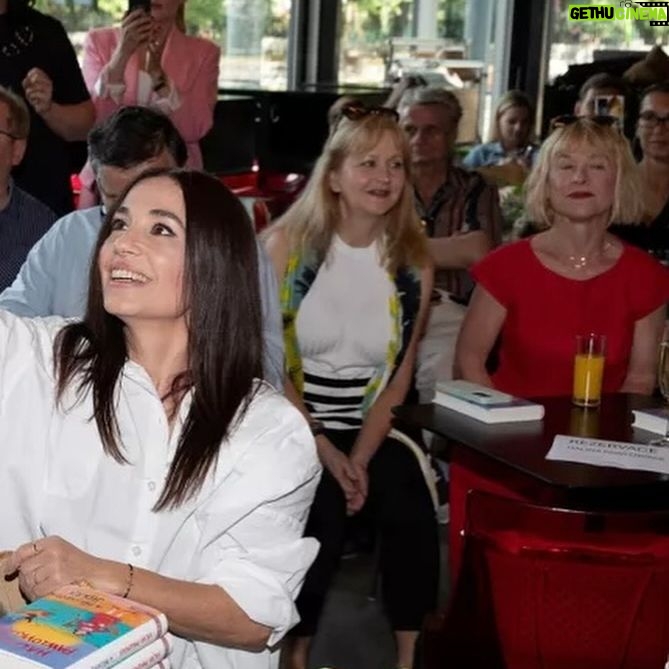 Michaela Kuklová - 1.2K Likes - Ze křtu knížky @halinapawlowska_official “A přeskočila jiskra”, kde byla moc milá společnost a dobrá nálada. Děkuju za pozvání a taky, že mám zase co číst. Byla jsem trochu hamižná, ale mí příbuzní Tě taky mají rádi, Halinko😊
#kniha #krest