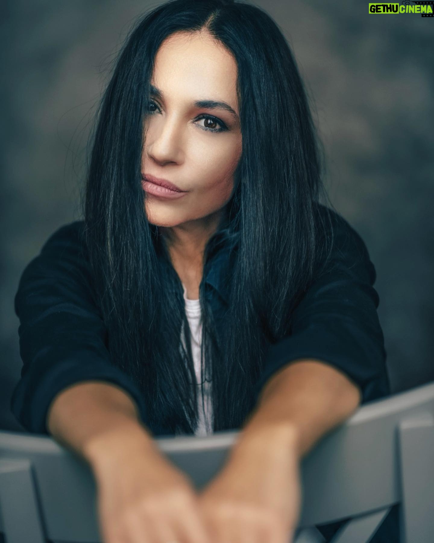 Michaela Kuklová - 10.2K Likes - Nabídek na focení mi chodí dost, ale odmítám, nemohla bych být modelka, nerada se fotím. Linda mě přitahovala nejen svými krásnými fotkami, ale víc jako člověk. Domlouvaly jsme se na společném focení řadu měsíců. Neměly jsme moc času, diář mám stále plný. A co se stalo, Linda mě cvakla párkrát, zbytek jsme propovídaly. Jako bychom se znaly dávno. Báječně prožitý čas. :-) Děkuju, Lindo🌸
Jinak mi v neděli na pohotovosti řezali dáseň, moc mi pomohli, mám antibiotika a vypadám příšerně. Oteklá tak, že mě vlastní mobil nepoznává. Hlavně, že bolest polevila, jen nevím, jestli budu moct zítra hrát…
@linda_orlik_photography2
@linda_orlik
@michaela.kuklova_art
#foto #portraitphotography #photoart #herecka #actress #czechwoman #radost #ze #zivota