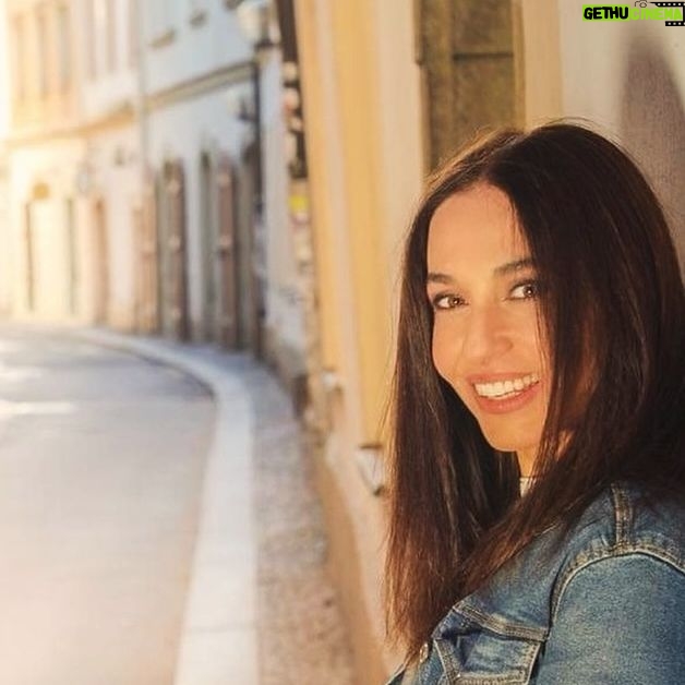Michaela Kuklová - 2K Likes - Venku dýchá jaro, jsem doma a maluju. Nedělní klid prosvícený sluníčkem, je mi hezky. Spala jsem dlouho. Vždycky slastně dospávám týden, kdy mě budík budí v šest bez ohledu na pozdní příchod z představení. Jsem sova, jak mám možnost, bývám vzhůru dlouho do noci. Ten noční poklid, kdy všichni spí a já si maluju, čtu a nebo koukám na film, je úžasný.
Fotka je od @linda_orlik_photography2 (Děkuju, Lindi) Atmosféru jejích fotek miluju. Tak vnímám svůj svět. Mějte příjemnou neděli a nezapomeňte, večer na Instagramu losuju 3x balíček krmiva od @pucalka_krmiva pro pejska nebo kočičku, každý v hodnotě 2.000,-
#jaroseblizi