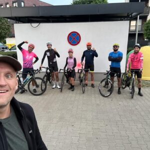 Michał Materla Instagram - Wczoraj mieliśmy fantastyczną przygodę  z wyjątkowym akcentem . Zdecydowanym bohaterem wczorajszej akcji był @paawelec ! Większość normalnych ludzi w niedziele odpoczywa ,ale My razem z super ekipą kolarzy-amatorów wystartowaliśmy o 6:00 rano w trasę ze Szczecina do Gdańska czyli 351km rowerami . Jakiś czas temu Paweł podjął zakład  z jednym z naszych  kolegów ,który powiedział ,że Paweł nie da rady przejechać na rowerze trasy Szczecin-Gdańsk w 24/h . Paweł oczywiście podjął wyzwanie i zasugerował ,że w momencie kiedy to zrobi to nasz klubowy filantrop ma przelać konkretną sumę na pomoc w rehabilitacji Poli Omielanczuk👍🏻. 
To naprawdę okazało się wymagające wyzwanie w szczególności ,że ostatnie 100km było już po zmroku i ulewnym deszczu co przy ogromnym zmęczeniu  bardzo dawało się we znaki . Ja oczywiście uwielbiam wyzwania ,a jeszcze bardziej lubię pomagać . W momencie kiedy możemy połączyć te dwie sytuacje to jak Paweł opowiadał mi o swoim zakładzie, zanim skończył to oczywiście powiedziałem ,że dołączam do teamu ! Mimo że musiałem zejść z trasy po 208km i czuje niedosyt , to cieszę ,że mimo przeciwności losu i brakiem minimalnego przygotowania rowerowego w tym sezonie spróbowałem wyjść z mojej strefy komfortu i pobiłem kilka prywatnych rekordów (najdłuższy dystans , średnia prędkość, czas jazdy) . To był długi  i wyczerpujący dzień ,ale warty każdej minuty i satysfakcji z możliwości pomocy Poli . Dziękuje całemu Teamowi:  Ani , Danielowi ,Krzyśkowi , Darkowi, @m4tevsz i oczywiście niezastąpionemu Wojtkowi ! 
Jeżeli doceniacie wyczyn Pawła ,ale przede wszystkim chcielibyście wesprzeć Pole to będę wrzucać codziennie na story filmik z wyprawy , z  linkiem do zrzutki na Pole . Będzie nam bardzo miło jak docenicie nasz wysiłek i wyślecie symboliczną złotówkę 🙏🏼