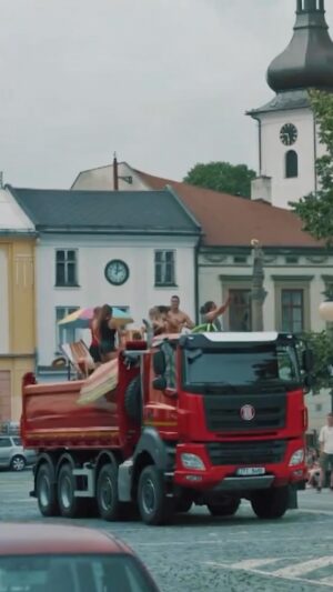 Michal Suchánek Instagram - není dovolená jako dovolená 😀 pokud chcete na pláž, ale nechce se Vám cestovat do zahraničí Tatrovka s korbou plnou písku je ideálním řešením 😀🏖️ jo a když se Vám to bude líbit, přidám video jak tahle party ve Frenštátu dopadla 🥂😀🚘