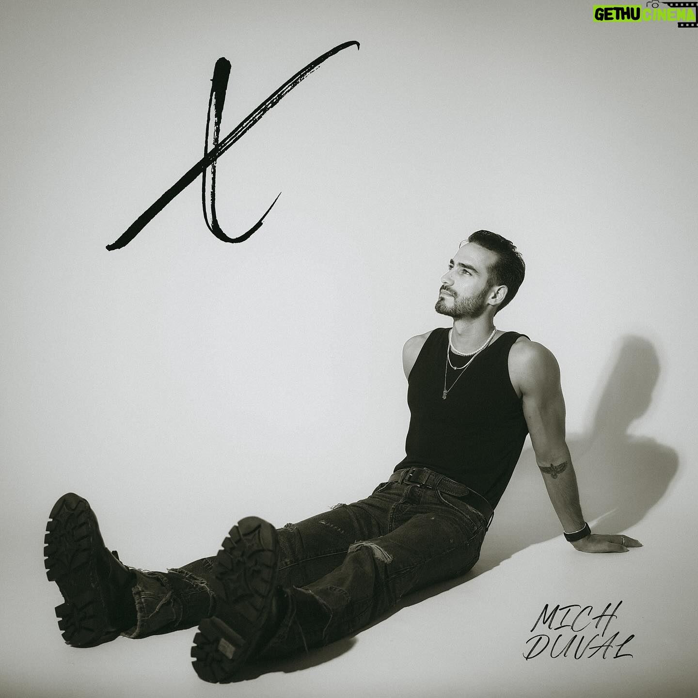 Michel Duval - 21K Likes - Que te digo? Marzo 14, nuestra fecha… han pasado veinticuatro lunas desde aquel globo aerostatico en el que unimos caminos. Recuerdo perfectamente pasar por ti 6am, yo se que odias despertarte temprano. Recuerdo tu cara de nervios de estar tan alto, la pancarta que yo no pedí y esos ojos… carajo, esos ojos. El papelito que decia “novios?” y ese “si” ha sido uno de los sonidos mas hermosos que he escuchado en mi vida.
Desde ese dia hemos vivido de todo, altas y bajas, desde nadar con delfines a perdernos en la nieve, hemos vivido perdidas, hemos visto Vampire Diaries, hemos cantado High School Musical en un Karaoke, (Yellow en Cold Play haha) y hasta aquel choque que nos mando al hospital. Risas, abrazos, lecciones, aventuras, lagrimas, atardeceres, miedos, sueños, paciencia, perdon, confianza todo a tu lado siempre es mejor.
Vaya que la vida nos ha puesto a prueba, pero la vida no contaba con lo guerreros que somos. Mi mejor amiga, maestra, complice, mi chimi. Ñiamo X ❤️🔥
“X” Ya Disponible En Todas Las Plataformas!