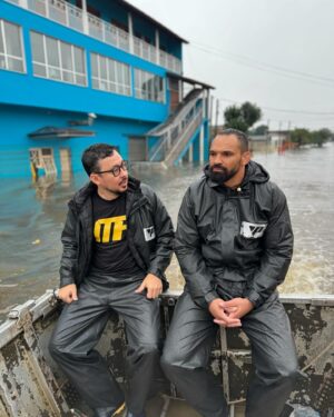 Michel Pereira Instagram - Estou exausto mas não me canso de ajudar. Nunca vi algo assim em toda a minha vida, por isso escolhi estar na linha de frente. Nós estamos com você, Rio Grande do Sul 🙏

I’m exhausted but I can’t get tired of helping. I’ve never seen anything like this in my entire life, so I chose to be on the front line. We are with you, Rio Grande do Sul 🙏