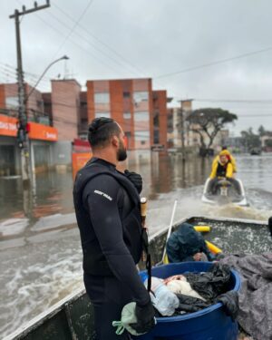 Michel Pereira Instagram - Nunca vi tamanha destruição… nunca vi tanto sofrimento… nunca vi tantas vidas perdidas…

Hoje foi o dia mais difícil de todos, mas mesmo assim conseguimos cumprir com a nossa parte 🙏🦾