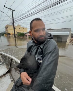 Michel Pereira Instagram - Um dia eu precisei de ajuda. Ao longo da minha história, já morei de favor e às vezes dependia de amigos pra fazer uma refeição. Estou aqui para retribuir aquilo que já recebi. Entendi que ser solidário é proporcionar apoio e dignidade ao outro. Hoje passamos o dia resgatando pessoas que estavam ilhadas e animais que estavam com fome, sede e frio. Acabei de chegar no hotel e amanhã cedo vamos voltar pra frente de batalha. Você já imaginou ir dormir e ter alguém ou algum animal precisando da sua ajuda pra sobreviver? Às vezes, penso que isso não é real, que é uma cena de filme de terror. Um impacto gigante de tristeza ao ver a situação que estão por aqui. Descansar um pouco e amanhã vamos pra guerra mais uma vez.