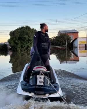 Michel Pereira Instagram - Quarta-feira… mais um dia de batalha por aqui. Hoje foram mais de 25 animais salvos dessa imensidão de água. 

As cenas que tô vendo é de cortar o coração até do mais bruto como eu, mas sigo firme no meu propósito de ajudar aqueles que mais precisam. 

Somos um povo só. Somos BRASILEIROS 🇧🇷

🇺🇸 Wednesday... another day of battle around here. Today there were more than 15 animals saved from this immensity of water.

The scenes I’m seeing are heartbreaking even the roughest like me, but I follow my purpose of helping those who need it most.

We are one people. We are Brazilians 🇧🇷