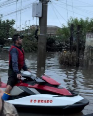 Michel Pereira Instagram - Decisão difícil foi essa de vir embora, já tinha adiado por mais um dia. A noite fui dormir e pela manhã não consegui ir. E continuei mais um dia no resgate, sentimento de culpa vinha forte. Até que percebi que aquelas pessoas desconhecidas, que eram moradoras de cidades vizinhas a Canoas, durante todos esses dias de guerra, haviam se tornado amigos. Inclusive alguns moradores que estão com as casas debaixo d’água, na verdade, debaixo de muita tristeza, uma devastação de vida. Por incrível que pareça, quem mais precisava, foi quem me deu forças pra tomar a decisão. Eles falaram que a nossa equipe continuaria firme e forte nos resgates. E eu vou apoiá-los de onde eu estiver. Meu sonho é poder reconstruir o lar de 2 deles. Somos um povo só, somos BRASILEIROS. #EquipeOsBrabos