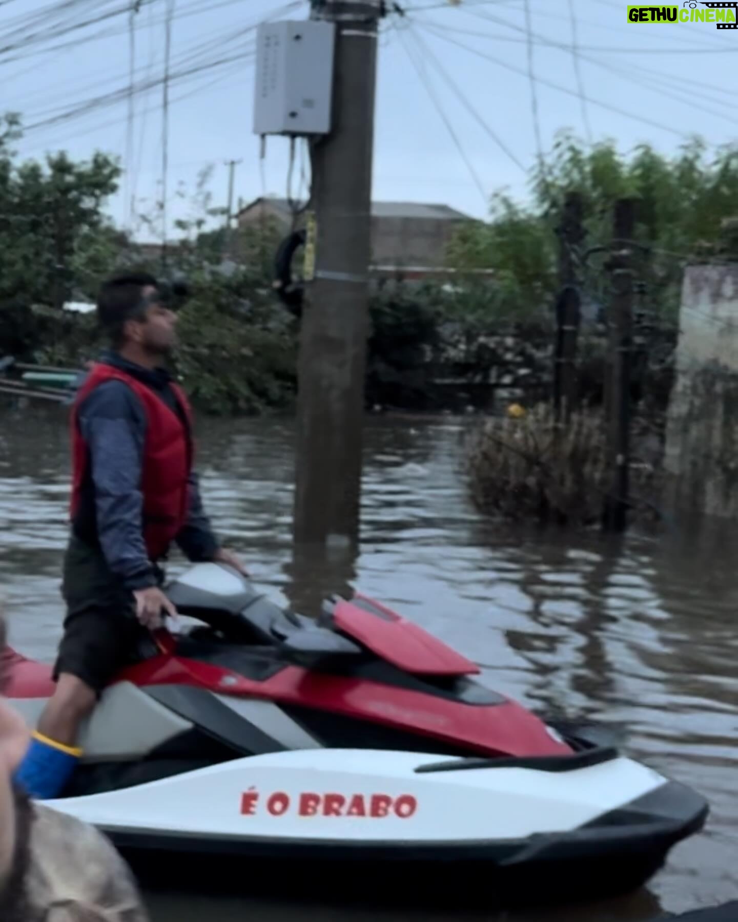 Michel Pereira - 41.8K Likes - Decisão difícil foi essa de vir embora, já tinha adiado por mais um dia. A noite fui dormir e pela manhã não consegui ir. E continuei mais um dia no resgate, sentimento de culpa vinha forte. Até que percebi que aquelas pessoas desconhecidas, que eram moradoras de cidades vizinhas a Canoas, durante todos esses dias de guerra, haviam se tornado amigos. Inclusive alguns moradores que estão com as casas debaixo d’água, na verdade, debaixo de muita tristeza, uma devastação de vida. Por incrível que pareça, quem mais precisava, foi quem me deu forças pra tomar a decisão. Eles falaram que a nossa equipe continuaria firme e forte nos resgates. E eu vou apoiá-los de onde eu estiver. Meu sonho é poder reconstruir o lar de 2 deles. Somos um povo só, somos BRASILEIROS. #EquipeOsBrabos