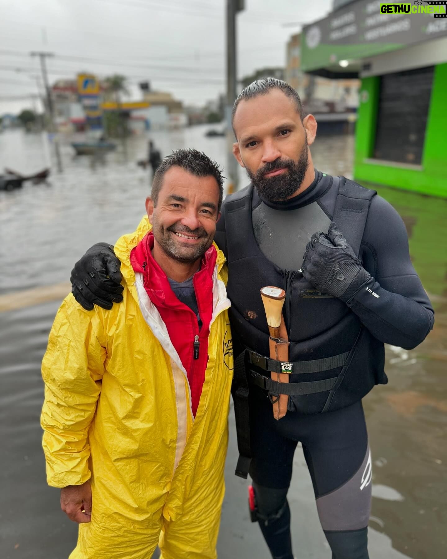 Michel Pereira - 16.3K Likes - Esse foi o nosso último dia aqui. Agradeço a todos os novos amigos que fizemos e que nos acolheram tão bem. Cada resgate feito ao lado de vocês pude ver quem são os verdadeiros heróis de toda essa história 👊
Sou grato por tudo o que vivemos aqui. Apesar de todo o cenário triste de destruição, cada vida salva aqueceu meu coração.
Isso foi por vocês, gaúchos! Somos um povo só, somos brasileiros 🇧🇷
