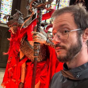 Michele Poggi Instagram - Questa Anteprima è una delle cose più belle che potessero accadere: esce a fine embargo sul pezzo grazie ai collaboratori   Gigabit, ha riprese uniche (no spoiler, perché di Elden Ring vanilla) per raccontare immagini, ambienti e speculazioni, e... Mi ricorda il 2015 del mio primo Press Tour quanto la prova di The Old Hunters.

In questo video trovate un Primissimo Sguardo che, SE non si fa zapping casuale, è TOTALMENTE privo di Spoiler: distingue parti completamente al sicuro ad altre che possono magari rivelare qualche dettaglio di gameplay o estetica che non vorreste sapere, per infine arrivare a qualche descrizione.

Ordinato, con i “colori del semaforo” come ai tempi di Dark Souls III, e... Online ora!