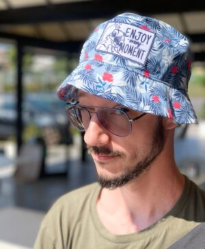Michele Poggi Instagram - Nel post-operatorio bisogna mettere un cappellino e #MammaSabaku aveva solo questo.