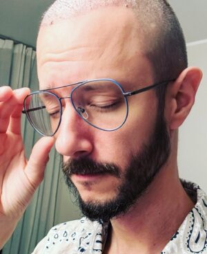 Michele Poggi Instagram - Reminder: non provare distrattamente a toglierlo con le mani d’istinto.

Check a nuova esperienza: fatto.