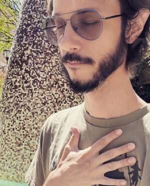Michele Poggi Instagram - Domani mattina ho un’operazione.
Nulla di salute; ma è un simbolo centrale per la mia vita. Assoluto.

Presa di coscienza.
Caparbietà.
Disciplina.
Cambiamento.

La rottura di una relazione decennale è qualcosa di difficile da descrivere, specialmente se il finale colpevole sei Tu e sai di aver vissuto anche l’altra parte; ma non mi sono mai, MAI sentito così in 35 anni di Vita. Mai.

In questi giorni ho scoperto i veri amici.
In questi giorni ho combattuto sabbie mobili che avrei potuto evitare; ma che affrontate mi hanno reso l’Uomo che ho sempre inseguito essere.

Ci sono stati errori, reiterati dal passato, che con questa tremenda botta ho sentito disintegrarsi dal mio animo, mente e corpo. Ci sono obiettivi e pianificazioni che mai avrei pensato di prendere così seriamente e “per le corna”. C’è una volontà di esser davvero Felice e di render tale chi mi è vicino  che non ho mai percepito con questa concretezza.

C’è una liberazione dal vortice del workaholism e dal non moderare mai una community che si è in alcuni piccoli ma tremendi inumani estremi davvero intossicata, c’è… La necessità e decisione di una Completa nuova Pagina, con delle fondamenta prima inimmaginate.

Sto producendo e lavorando come speravo.
Sto sentendo presto un Nutrizionista.
Inizierò ad Allenarmi, seriamente e con obiettivi.
Prenderò un giorno Libero, e avrò pause.
Mi dedicherò a chi Amo e mi è vicino.
Non ci saranno omissioni, tentativi di esser “Gestore di Tutto”; non ci saran filtri e rimandi.

Questo nel Lavoro come nella Vita come nell’Amore.

Permettetemi questa “pagina di Diario”; è un turning point da cui non ci si guarda più indietro, e voglio che possiate aver condivisa una consapevolezza e fermezza che cambia Tutto.