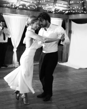 Michele Rosiello Instagram - por una cabeza
todas las locuras
para una mujer
todos los poemas
bailo el tango 
por una noche
y bailaré toda mi vida

@denisecapezzaofficial 🤍🥀
.
.
@virum_napoli 🤵
@lebaobabsposa 👰
@la_conca_sul_mare 
@studiofotograficocaserta