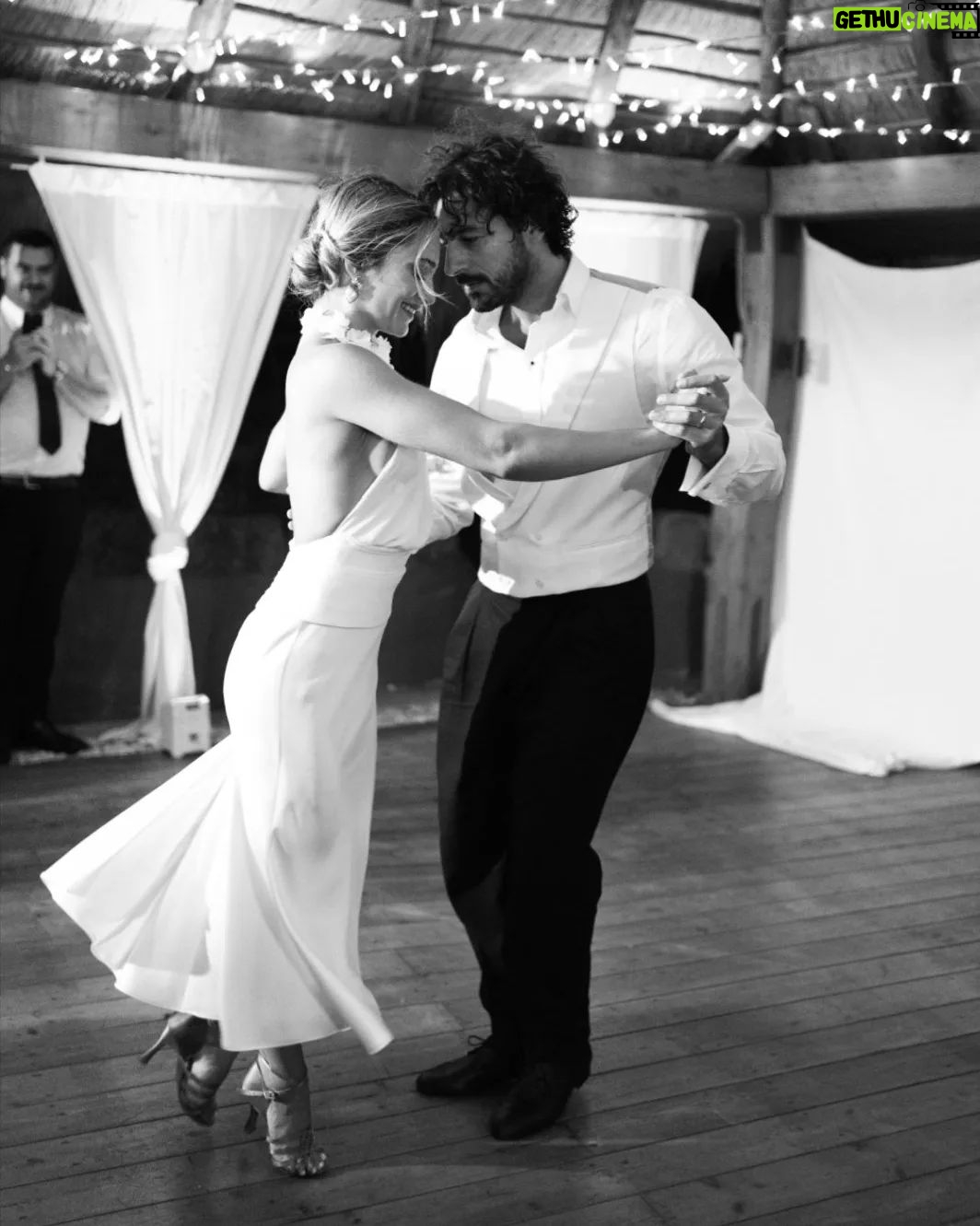 Michele Rosiello - 8.2K Likes - por una cabeza
todas las locuras
para una mujer
todos los poemas
bailo el tango
por una noche
y bailaré toda mi vida
@denisecapezzaofficial 🤍🥀
.
.
@virum_napoli 🤵
@lebaobabsposa 👰
@la_conca_sul_mare
@studiofotograficocaserta