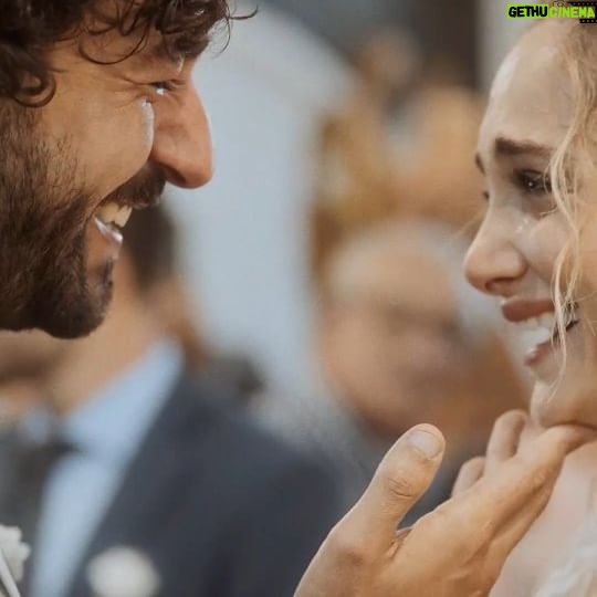Michele Rosiello - 13.2K Likes - Ciento notti a te cercà
Ciento grotte, ciento storte
Ciento maschere aizate
Ciento passe senza meta
Unu juorno,
unu Sole,
una goccia...
e comme si chiove!
pioggia d'acqua
pioggia 'e famme
famme nuovo
famme chiagnere
lacreme belle
lacreme cavere
lacreme scaveze
lacreme 'e vase
e vasame! e spusame!
ciento vote
pe' ciento passe
je sto ccà e nun te lasso
Pure si me faje esaurì,
pure si me faje ascì pazzo
a ffuria 'e cercà 'na logica
dint'a cierti fatte
Matrimonio, manicomio...
mane e mane
pe' ciento notti
pe' ciento mari
@moodvideomaking_weddings 🎬
@lebaobabsposa 👰
@virum_napoli 🤵
@la_conca_sul_mare 🌴🌊
@antonella_dacunzo_flower 🌺
