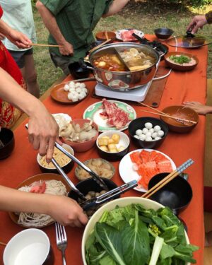 Michelle Ang Instagram - The beginning of the Lunar New Year- Year of the Wood Dragon 🐉 A special time to gather with family and all the noisy, messy, eating, loving, chaos that that brings.
Feeling very lucky. And wishing for peace to all this year. Gong Xi Fa Cai 🧧
