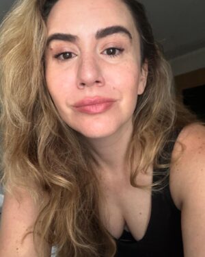 Michelle Brasier Instagram - New York! My show is on Tuesday! I got mild frostbite on my arse yesterday! I’m the king of the world!
